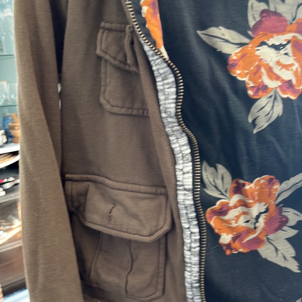 Green sweat shirt with flower interior - Picture 3 of 5